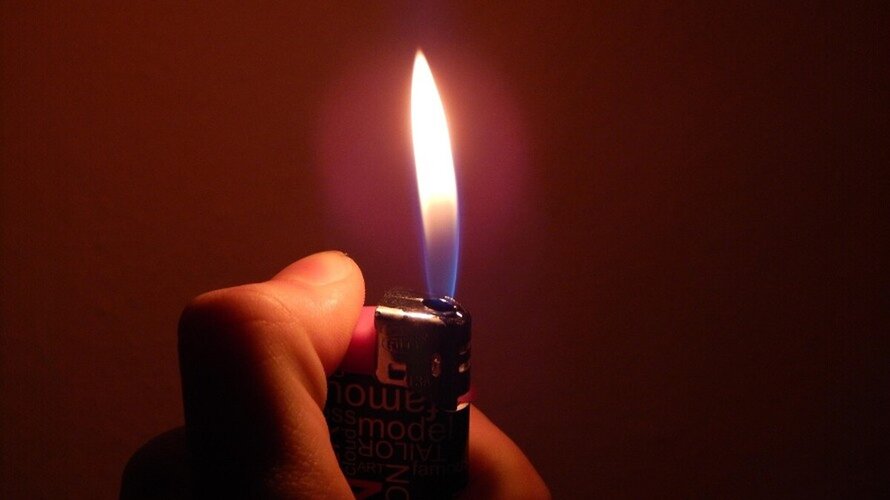 Hoe heet is het vuur van de vlam van een aansteker?